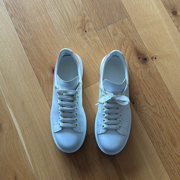 Men's Oversized Sneaker - White - Size 11. - Picture 4 of 7